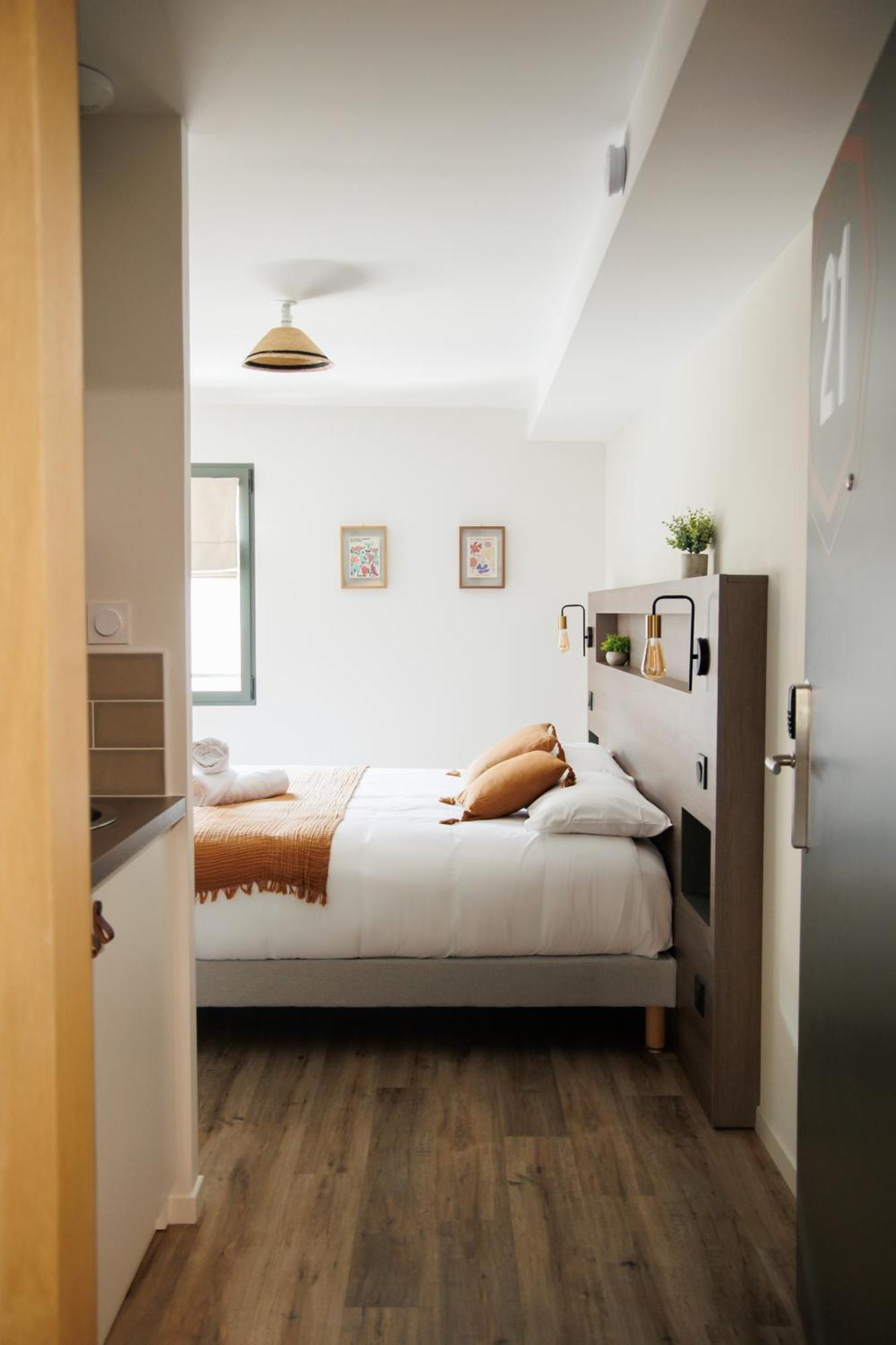 Appart'Hotel Le Corot - Acces Autonome - Saint-Junien Centre Екстериор снимка
